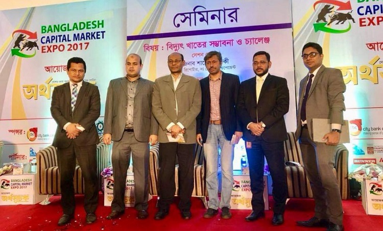 অর্থসূচক আয়োজিত ক্যাপিটাল মার্কেট এক্সপোতে 'বিদ্যুৎ খাতের সম্ভাবনা ও চ্যালেঞ্জ' শীর্ষক সেমিনার শেষে আলোচকদের সাথে সঞ্চালক শাহেদ সিদ্দিকী