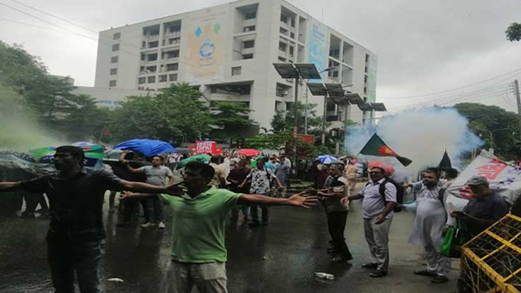 বিডিআর সদস্যদের সরাতে পুলিশের জলকামান-সাউন্ড গ্রেনেড